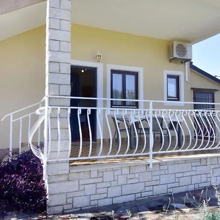 Apartment Retreat Near The Coast