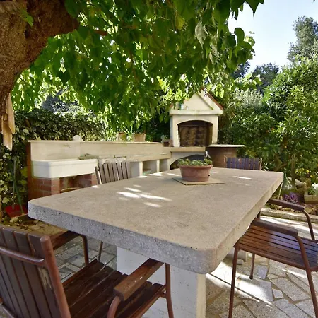 Retreat Near The Coast Apartman Bašanija